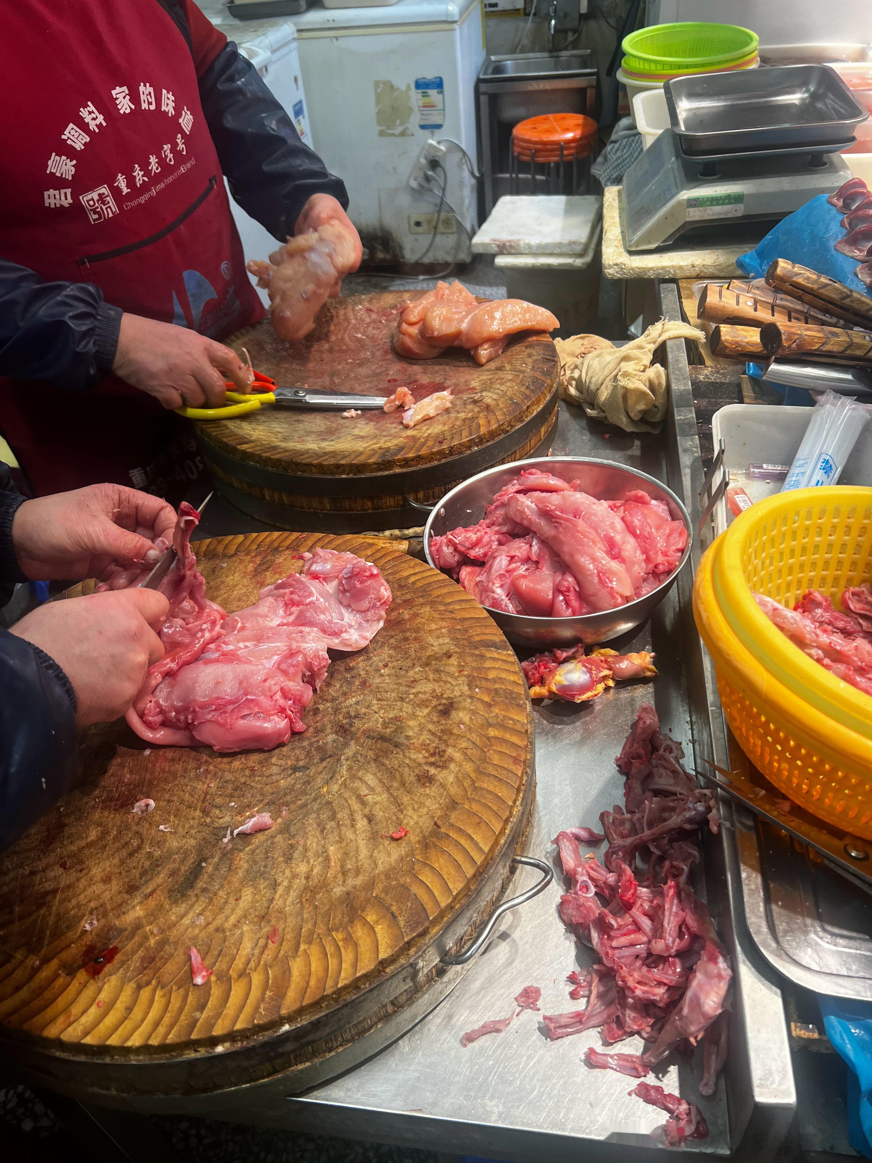 今天剃了七只兔子，买了几块鸡胸肉，再买了一点里脊肉……小狗半个月的饭都有了着落[