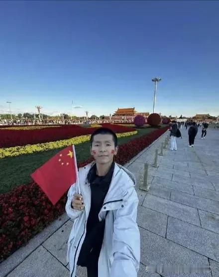 9月28日，徒步84余天后，甘肃小伙马伟到达北京，并在10月1日在天安门广场观看
