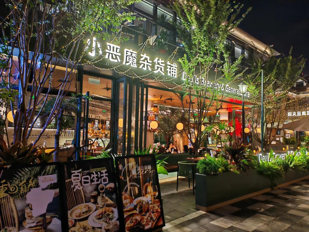 奋进江城共筑新篇武汉，简称“汉”别名“江城”，地处长江与汉江交汇处，地理位置得天