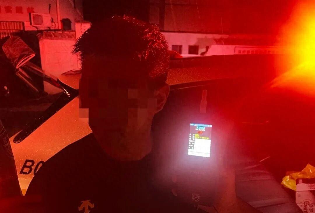 胆大包天！酒驾离谱操作没有最疯只有更狂，宁波男子夜宵狂饮 12 瓶啤酒，酒精检测