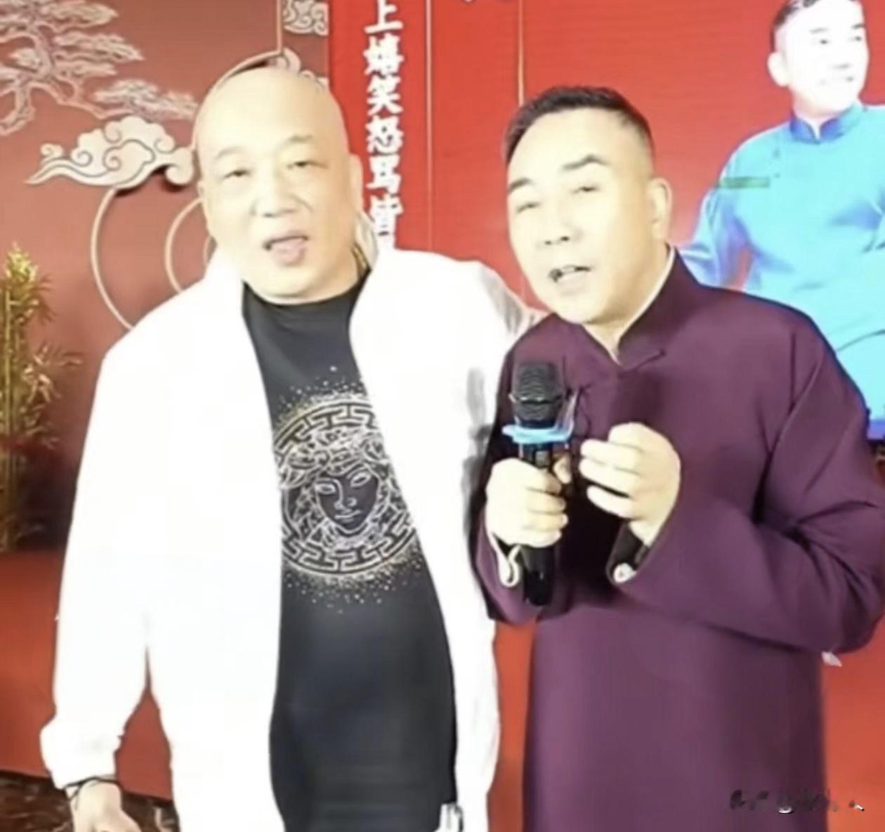 左边这个光头就是杨光相声社的老板，看这凶神恶煞的面相。一看就是一个不好惹的主，怪