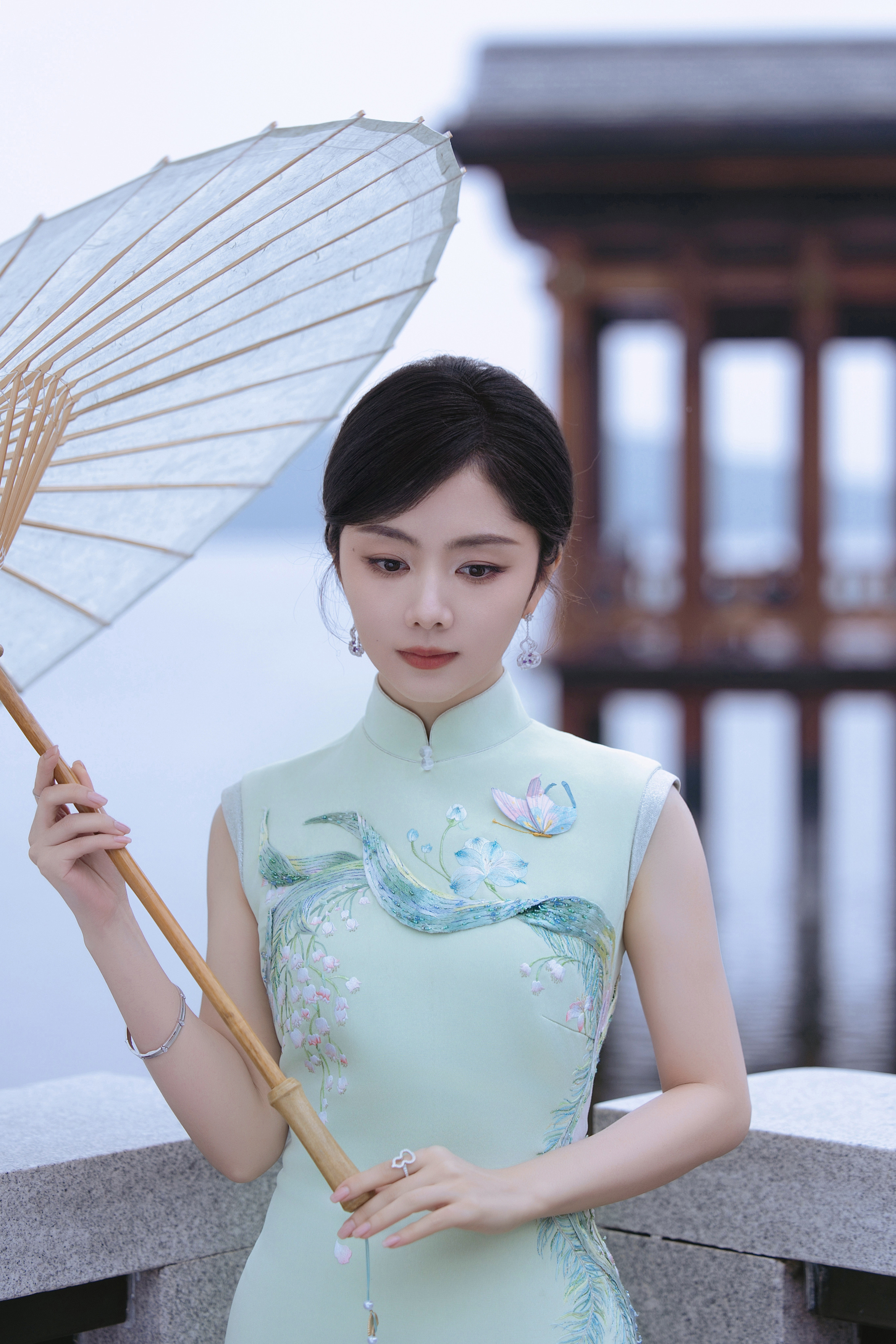 谭松韵 🌿央视端午晚会 烟雨朦胧，艾草青青。撑一把油纸伞，诉说端阳情。两小姐温