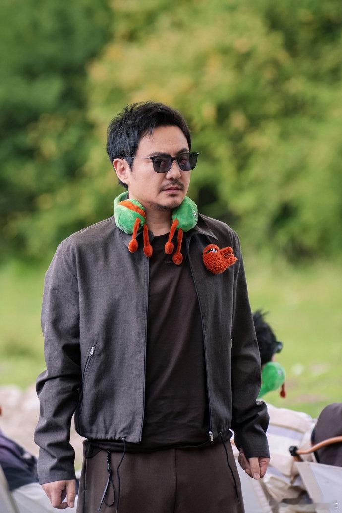 从鞋里的玻璃球到炕上的来回穿梭，沈腾把捣乱变成了一门艺术，他挨个给同伴们制造小麻