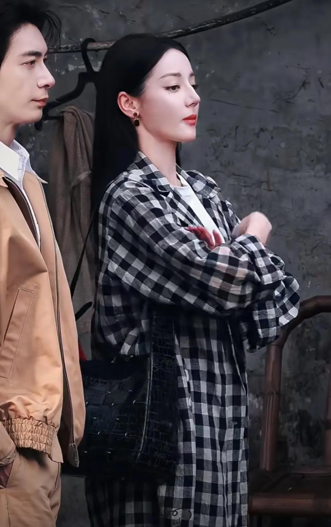 《枭起青壤》拍摄路透，陈星旭和迪丽热巴好有CP感啊！两人的侧脸真的是无敌了，五官