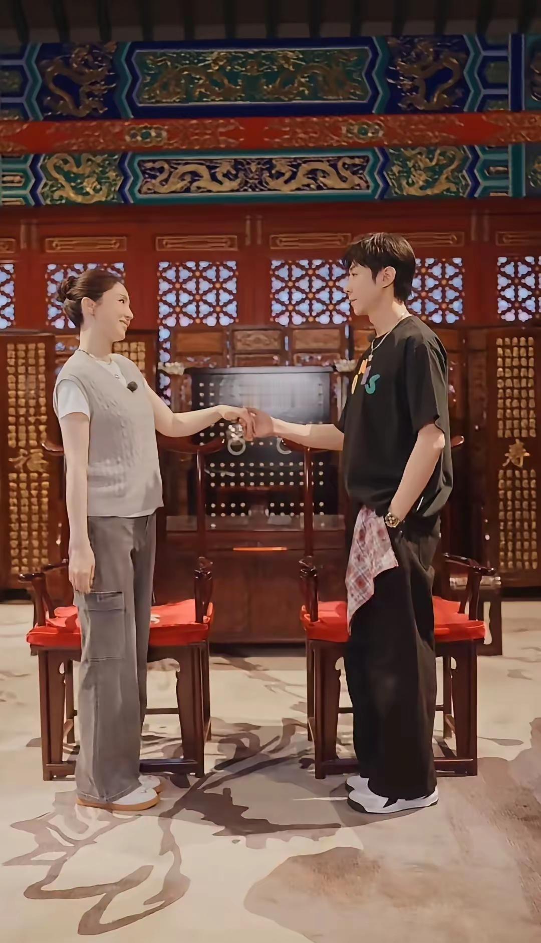 董璇、张维伊庆祝结婚一周年今天（6月21日），是夏至，也是董璇和张维伊结婚一周年