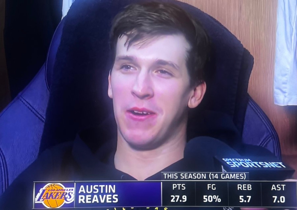 里夫斯谈詹姆斯的比赛速度：“他在进攻转换时就像一台失控的重型卡车，这么多年来一直