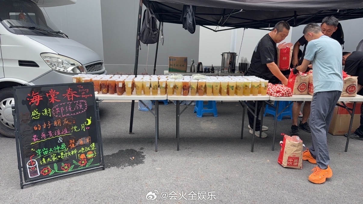 《中餐厅》三人组！沈月翟潇闻请客尹浩宇剧组沈月翟潇闻请尹浩宇剧组吃饭