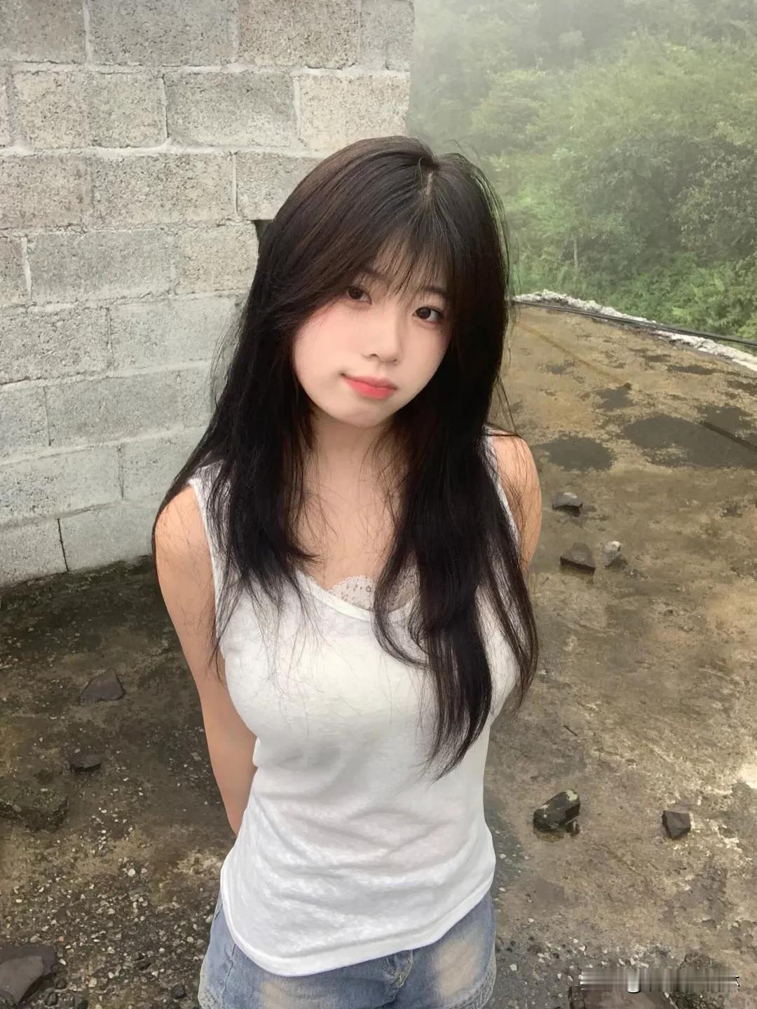 可爱俏皮女孩的日常  
轻盈步伐，笑容如糖，  
每个转身都藏着惊喜。  
生活