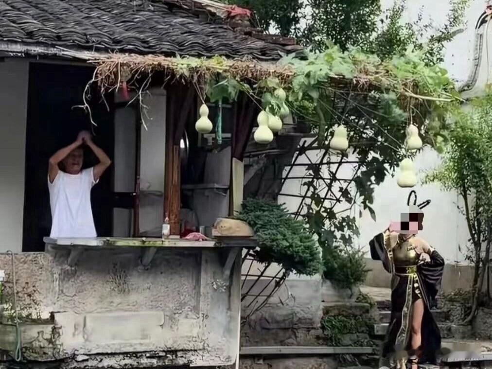 绍兴网红葫芦娃爷爷连夜剪掉7个未成熟葫芦，坦言明年大概率不会再种了。

奶奶频繁