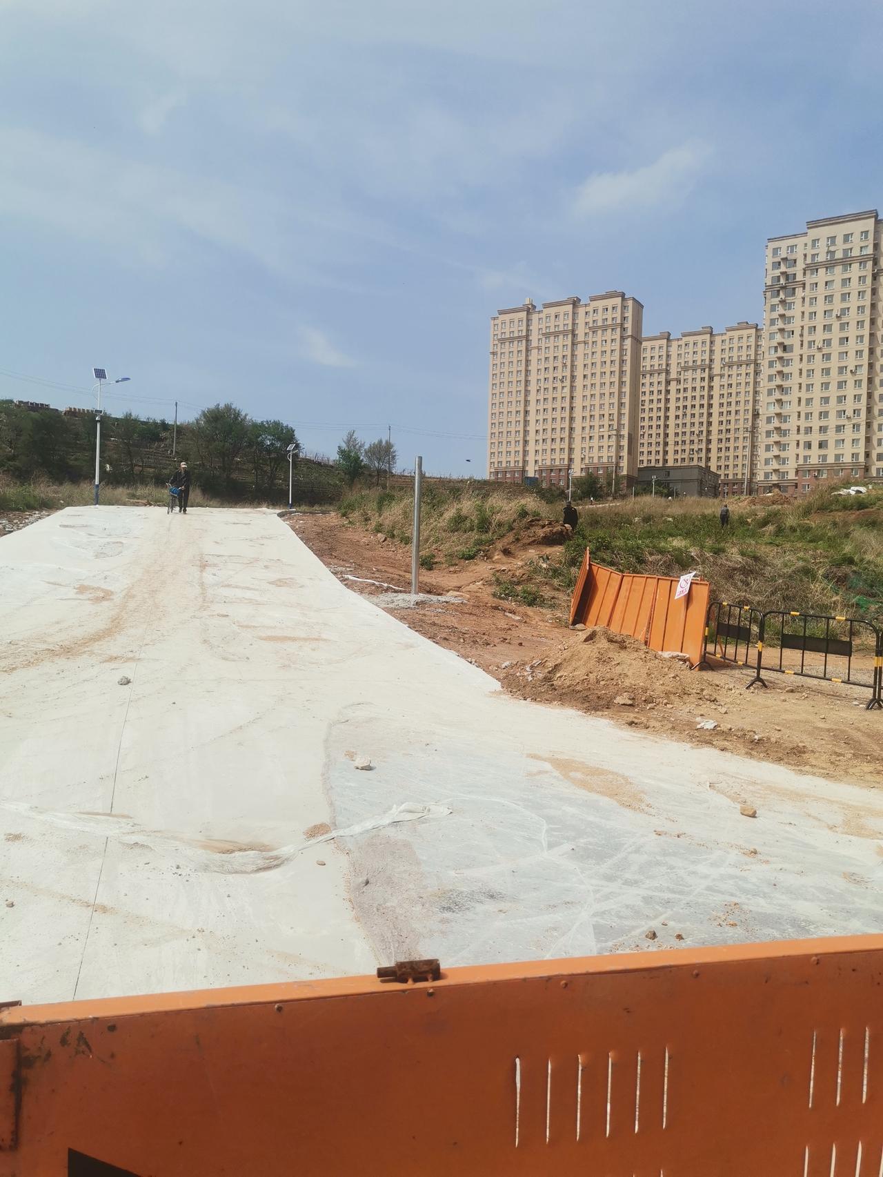 吉林市平山街延伸线到森邻里的道路工程，已经到了混凝土养生期，马上就要竣工了。

