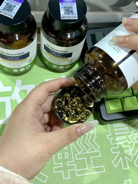 鱼油让我从“熬夜脸”变成“水光肌”，同事都惊呆了！ 熬夜加班是打工人的...