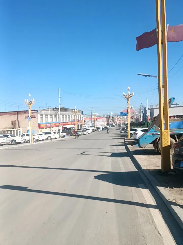 1. 晨起后花1分钟，深呼吸3次，感受新鲜空气充满胸腔
2. 早餐时咬第一口食物