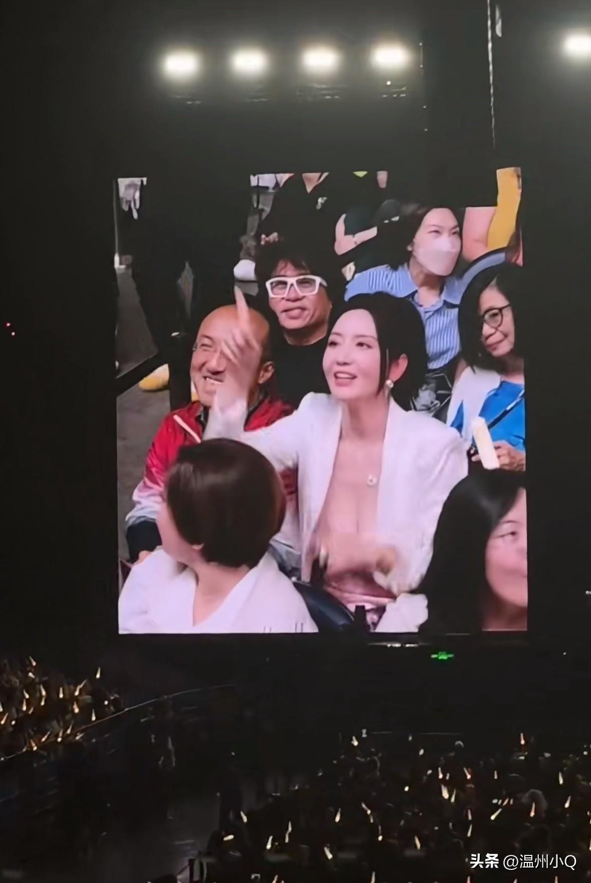 张萌带着总裁老公一起现身看刘宇宁演唱会，当天张萌依旧穿着热辣性感，真不愧是最性感