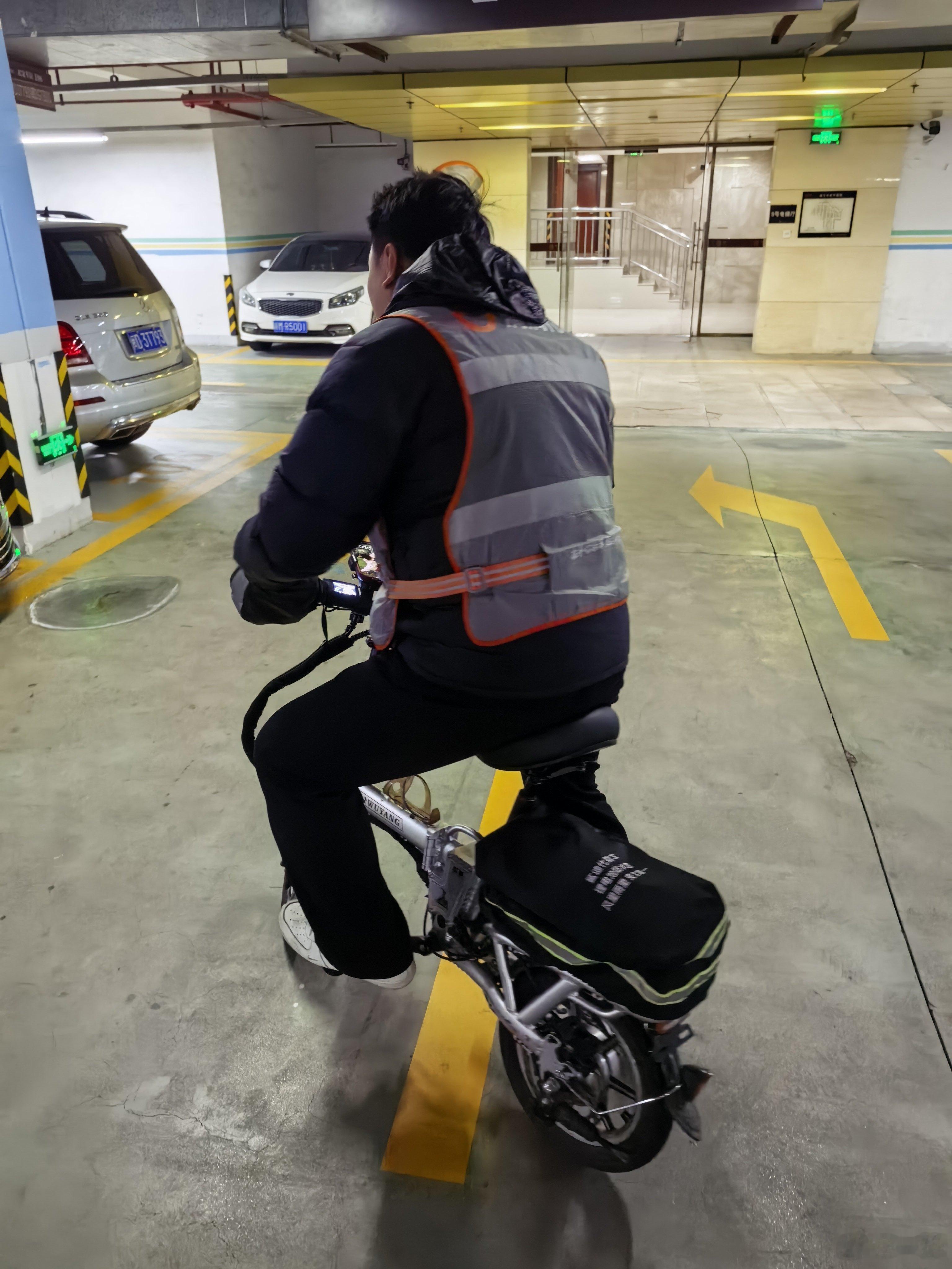 震惊，代驾大哥说这小车续航有 120 公里！ 