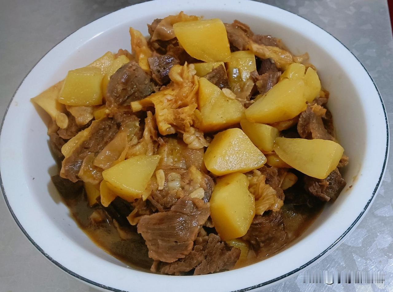 晚饭～即墨农村老李家今晚的晚饭。

牛腩炖土豆
虾米爆炒小油菜
焖大米饭
热牛奶