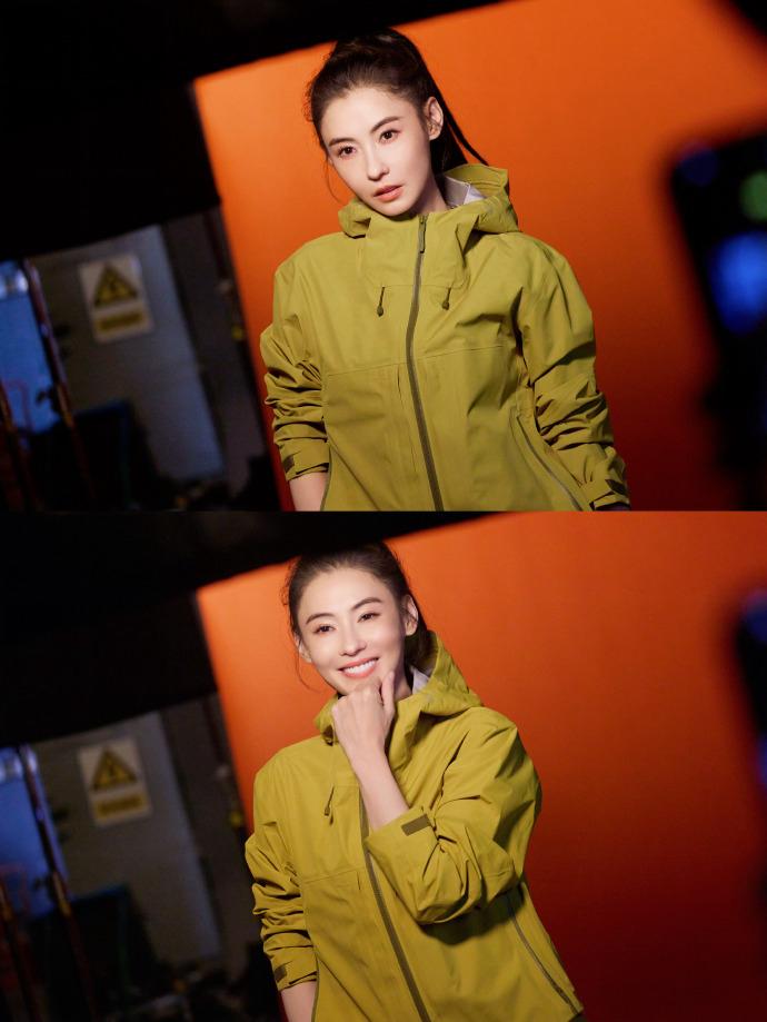 两位都有自己的特色，没必要因为一个男人而去比较！王菲 谢霆锋