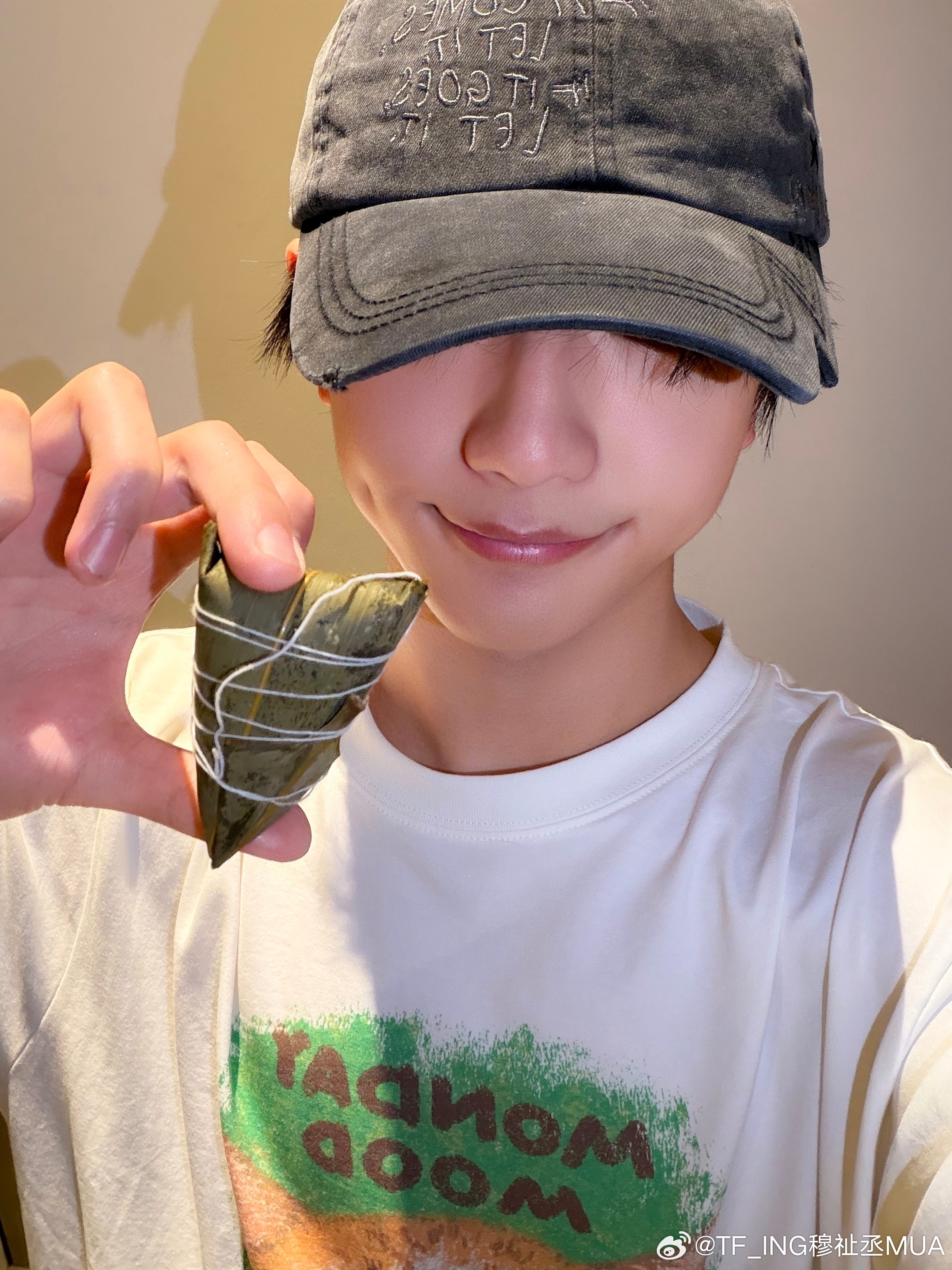 穆祉丞端午粽子自拍穆祉丞晒粽子祝大家端午安康压低帽檐微笑自拍也如此的萌帅气男高 