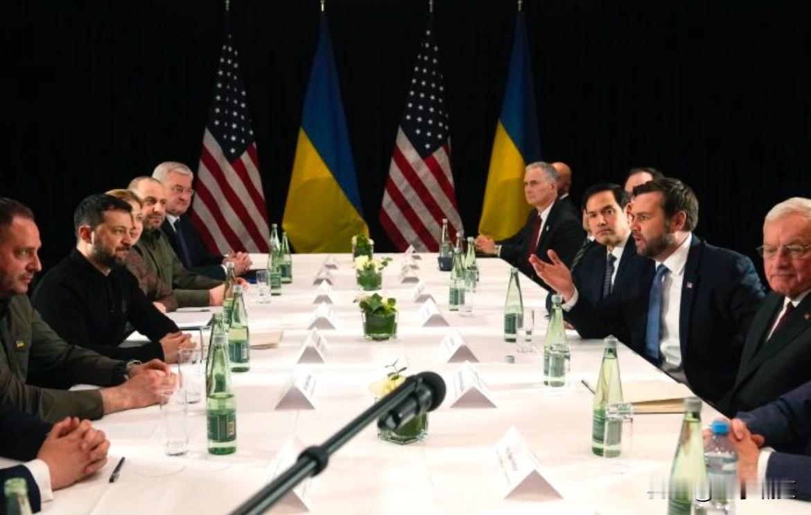 有外媒说，乌克兰现在回头看，肠子都悔青了。当那份白纸黑字写着“必须承认乌东四州公