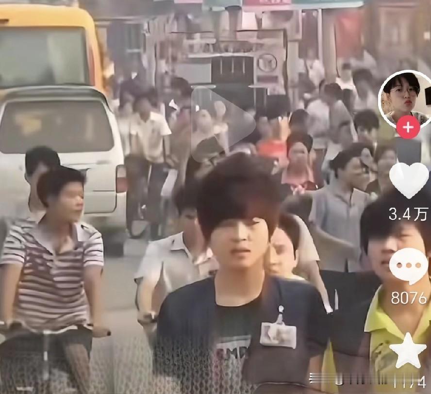 两张图：以前的广州街头和现在的广州街头。
有网友说，三元里那边，走在大街上，有种