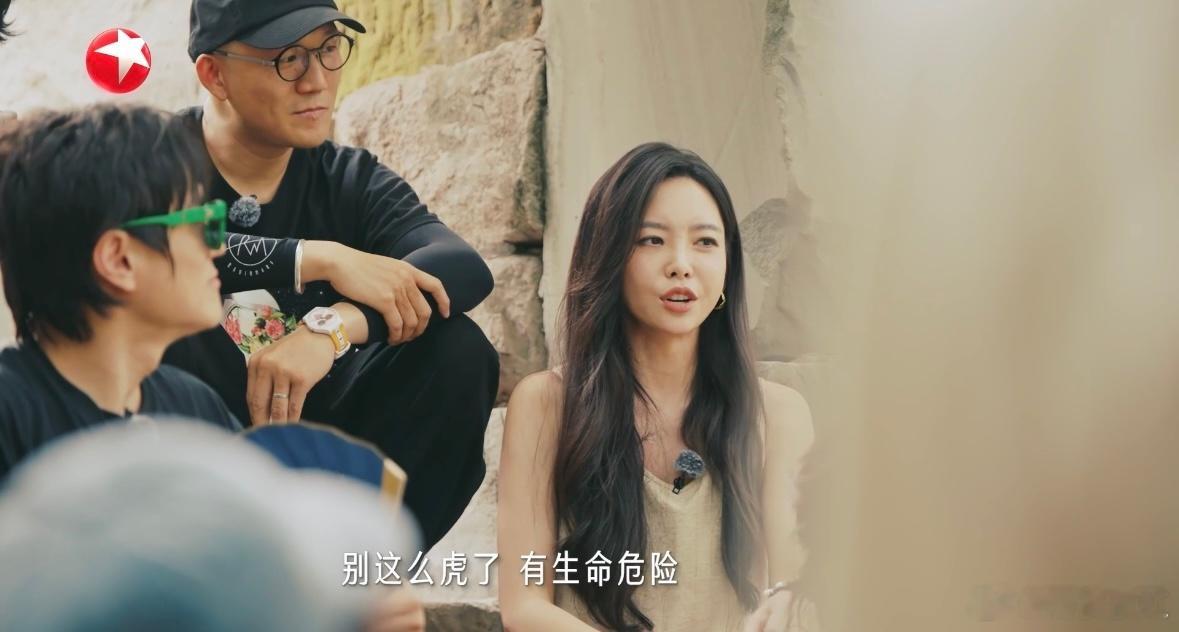 于文文15岁在便利店过夜被叫家长看《听，谁在唱歌》笑不活！于文文自曝15岁为看演
