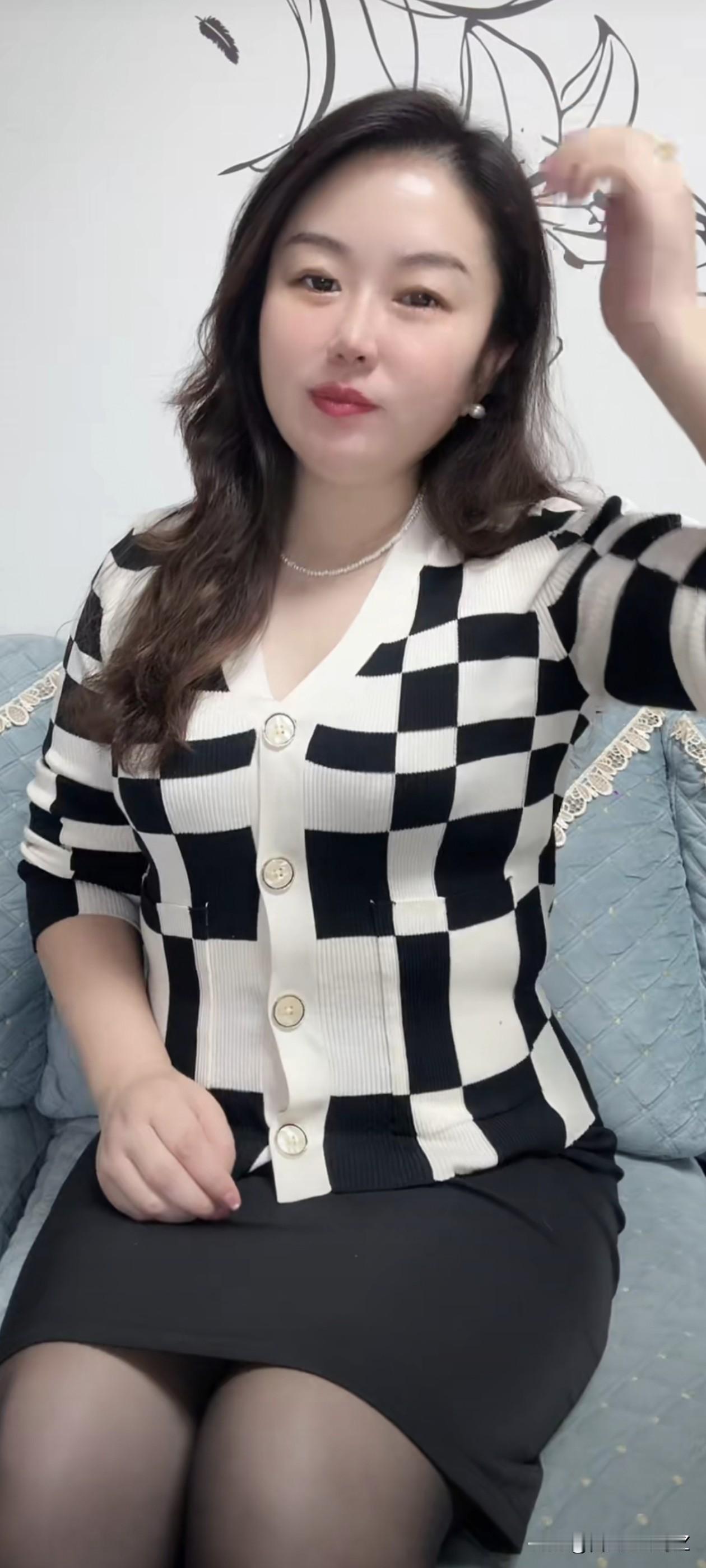 主播少妇，如何才能穿搭出美感又能彰显个性?