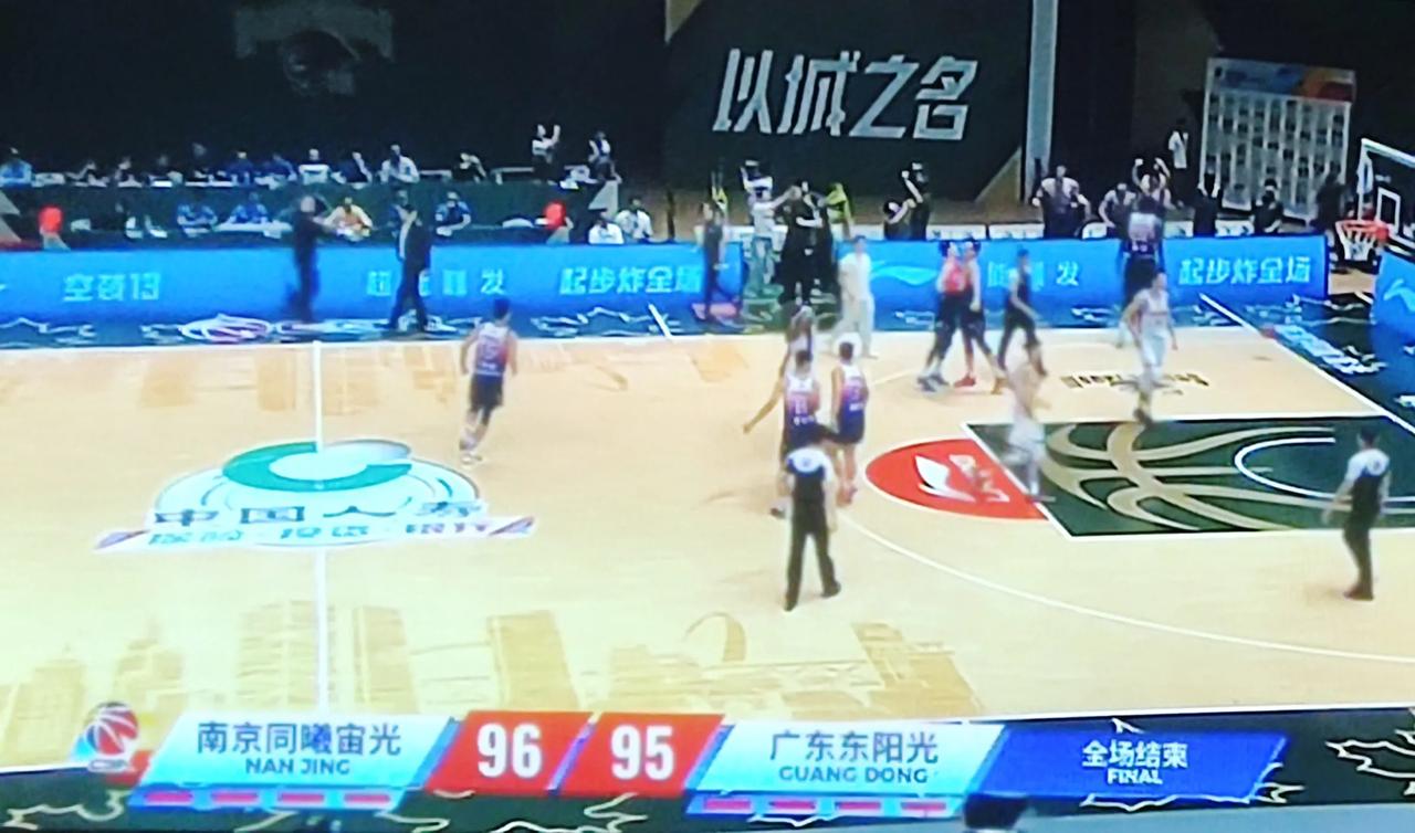 广东队客场95-96一分之差输给南京，有点遗憾。
看四节比分，输在哪里？
第一节
