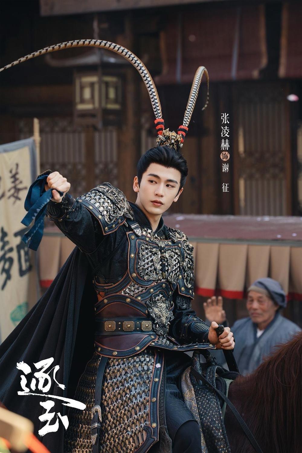 古装男神骑马射箭，英姿飒爽！