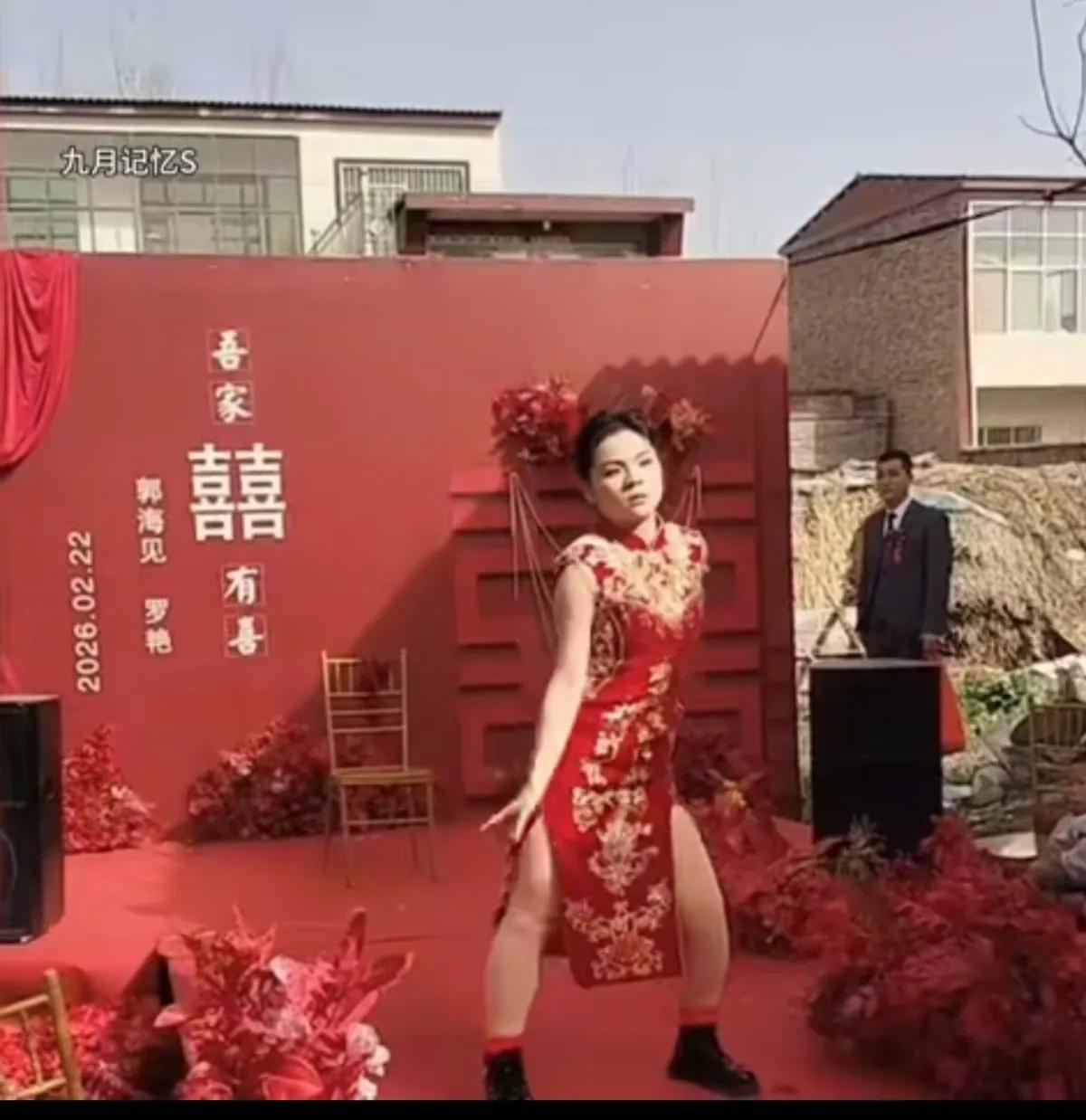 新娘展示才艺，尽情的跳着动人的舞蹈。
一看就是多才多艺的女人。