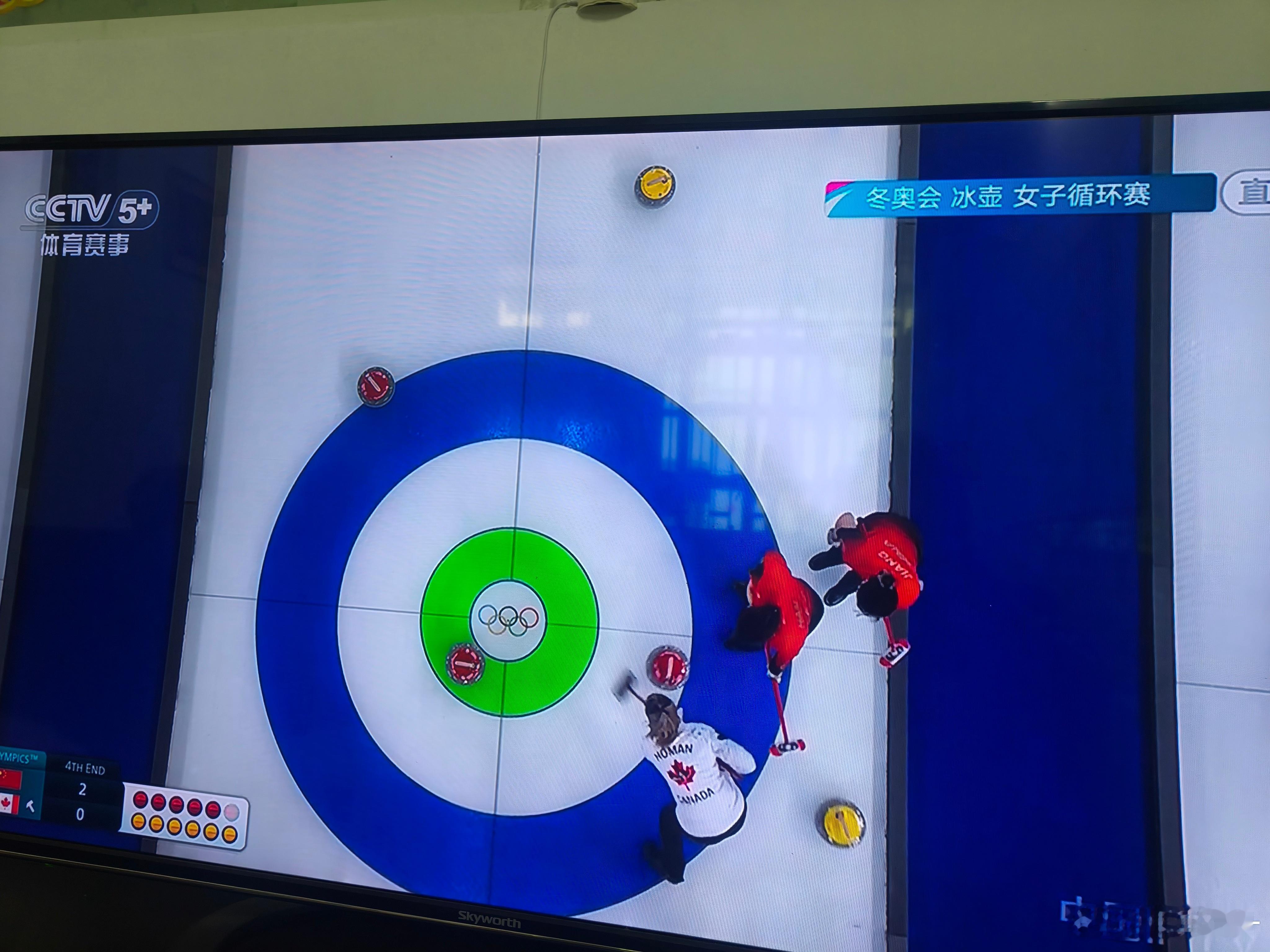 昨天晚上说女队和男队待遇要一样，再也不看直播了现在包着饺子🥟就看直播中冬奥会中