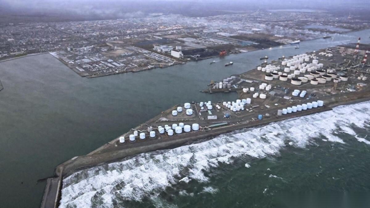 就在大家以为日本政坛的戏码够热闹时，老天爷突然给日本敲了一记震耳欲聋的警钟。这绝