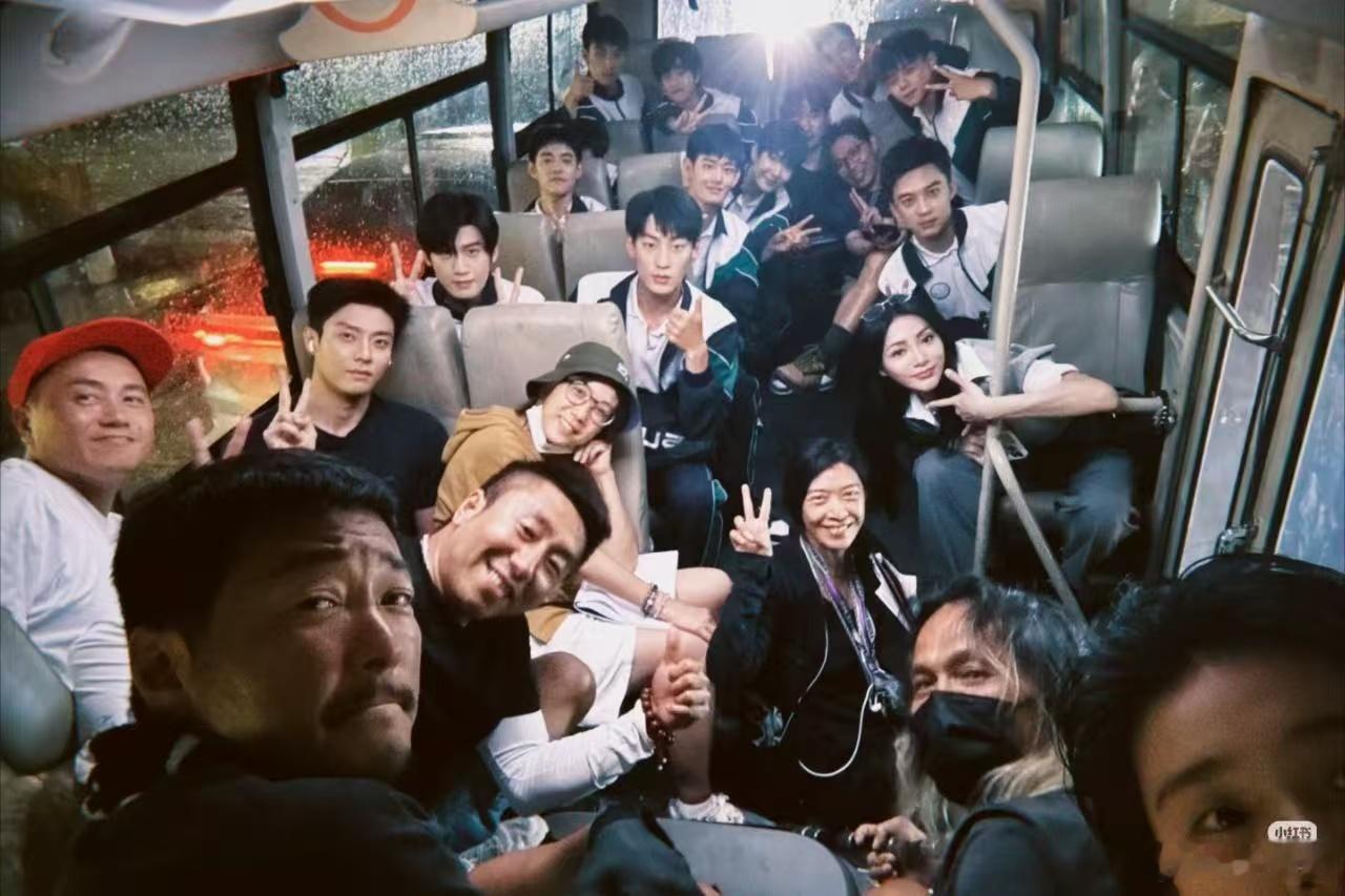 我就是不知道这俩人在装什么不熟 