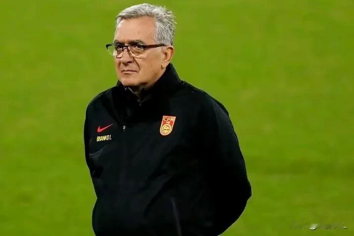 世预赛客场对阵新加坡，国足用心理优势对抗客观困难，三分势在必得。
  新加坡的天