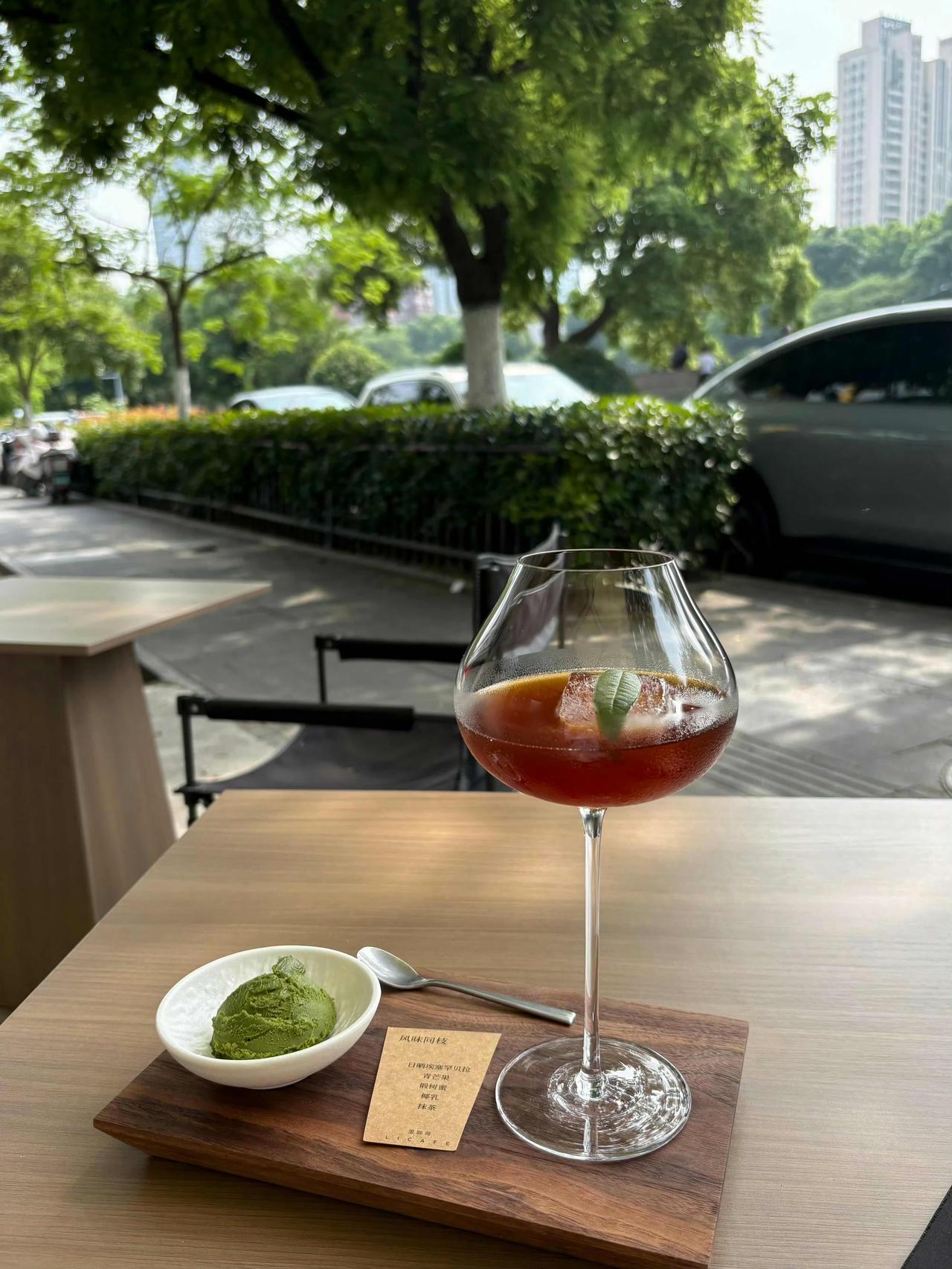 人一旦找到了自己愉悦自己的方式，就不再喜欢取悦于他人，不喜欢去凑热闹扎堆了！