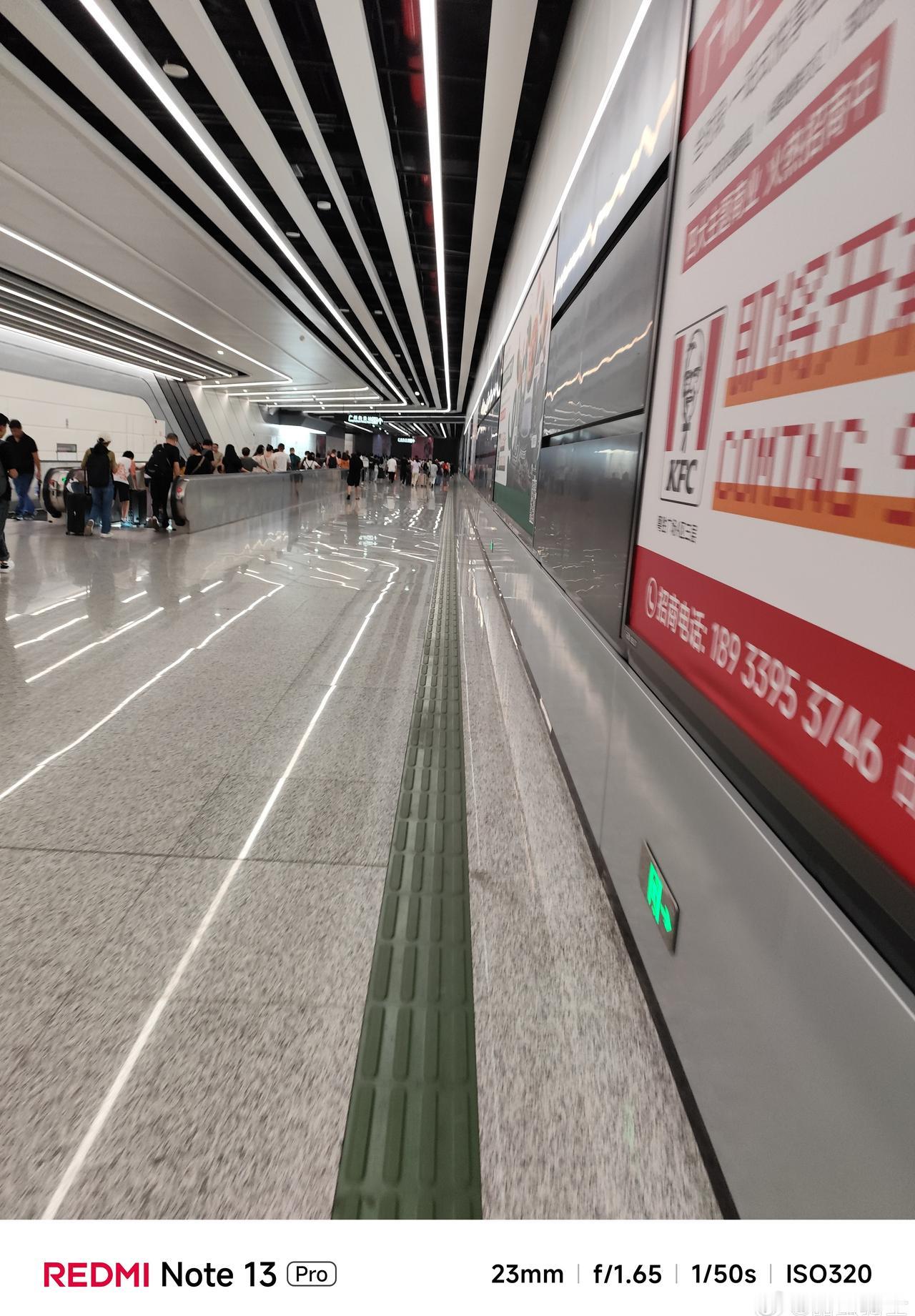 第1次来广州白云站坐车，广州地铁8号线石潭出口直达，非常的方便快捷。国庆节中秋期