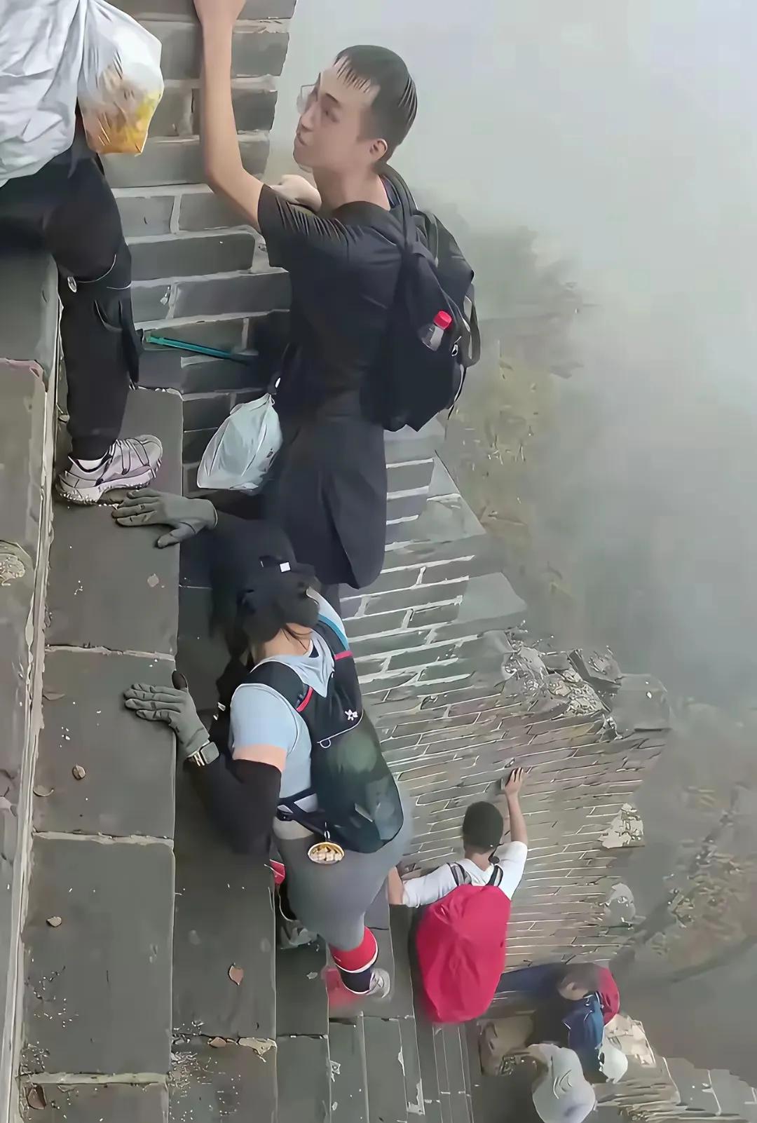 我朋友说，今天在爬野长城，太刺激了，我一看他发给我的照片，直看的我双腿发软，真是