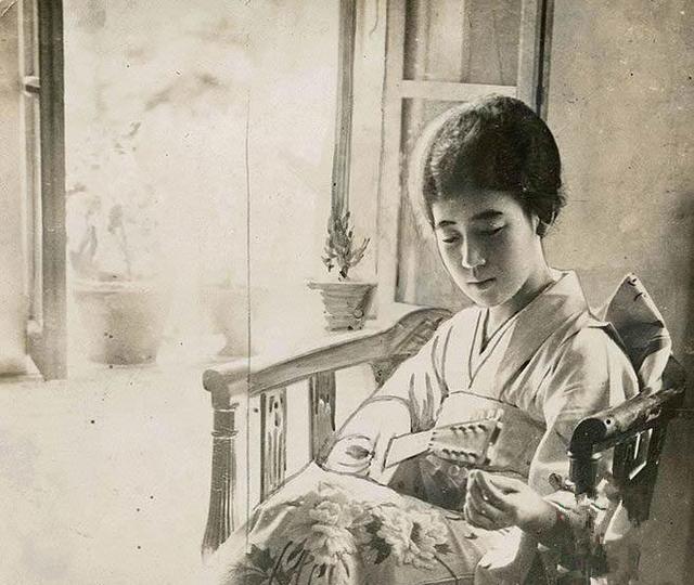 1924年，59岁的养父，爬上了18岁的川岛芳子的床，面对这个养育了她12年的男