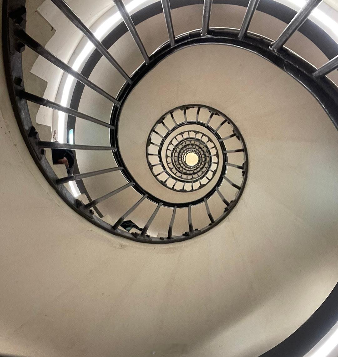 这楼梯卷得我都想原地转圈了，这是从上往下拍，还是从下往上拍呢……看多了真怕站不稳