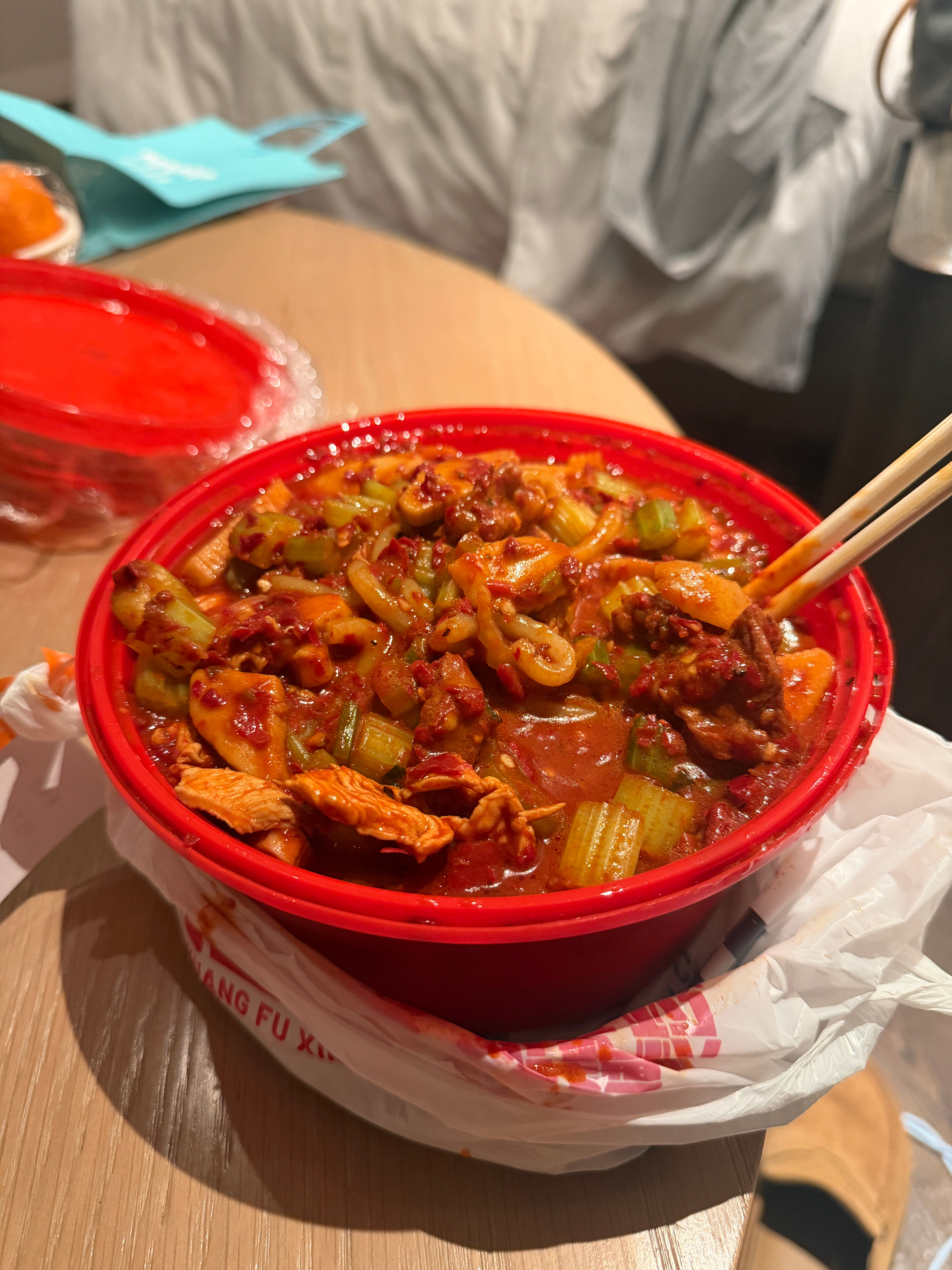 吃了好多东西都还是不得劲，总结就是没吃到碳水和辣的！！！！回酒店直接点一个新疆炒