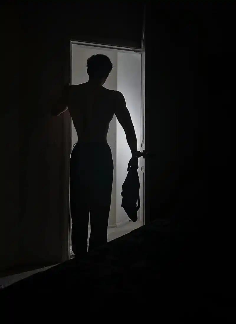 男子在家裸体被女邻居发群，这事没有讨论的空间，女邻居已经逾越了底线，很明显就是侵