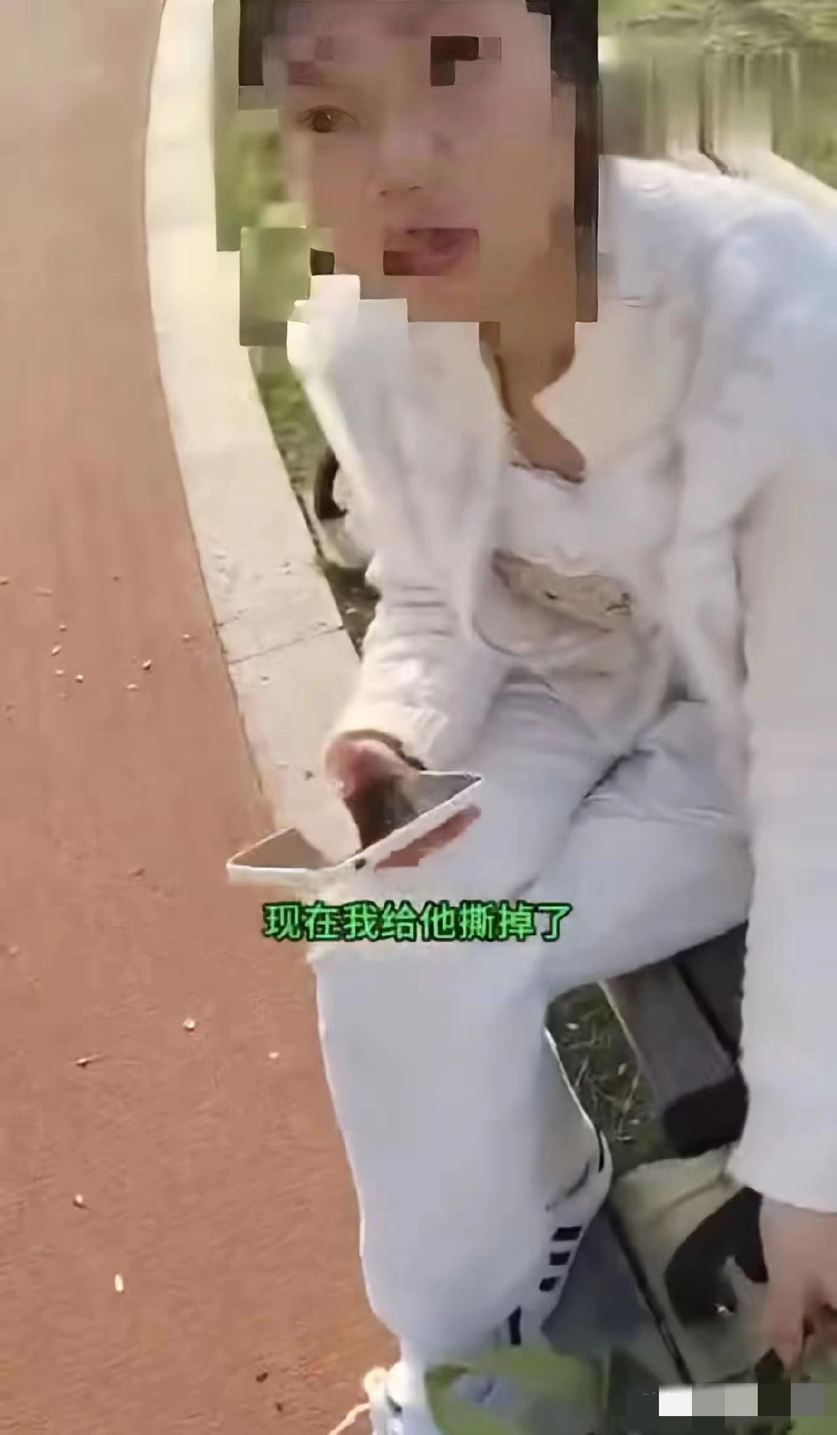 女生点了一杯外卖奶茶，外卖员放到了保安亭，并拍了照片。
女生过来拿奶茶时，保安告