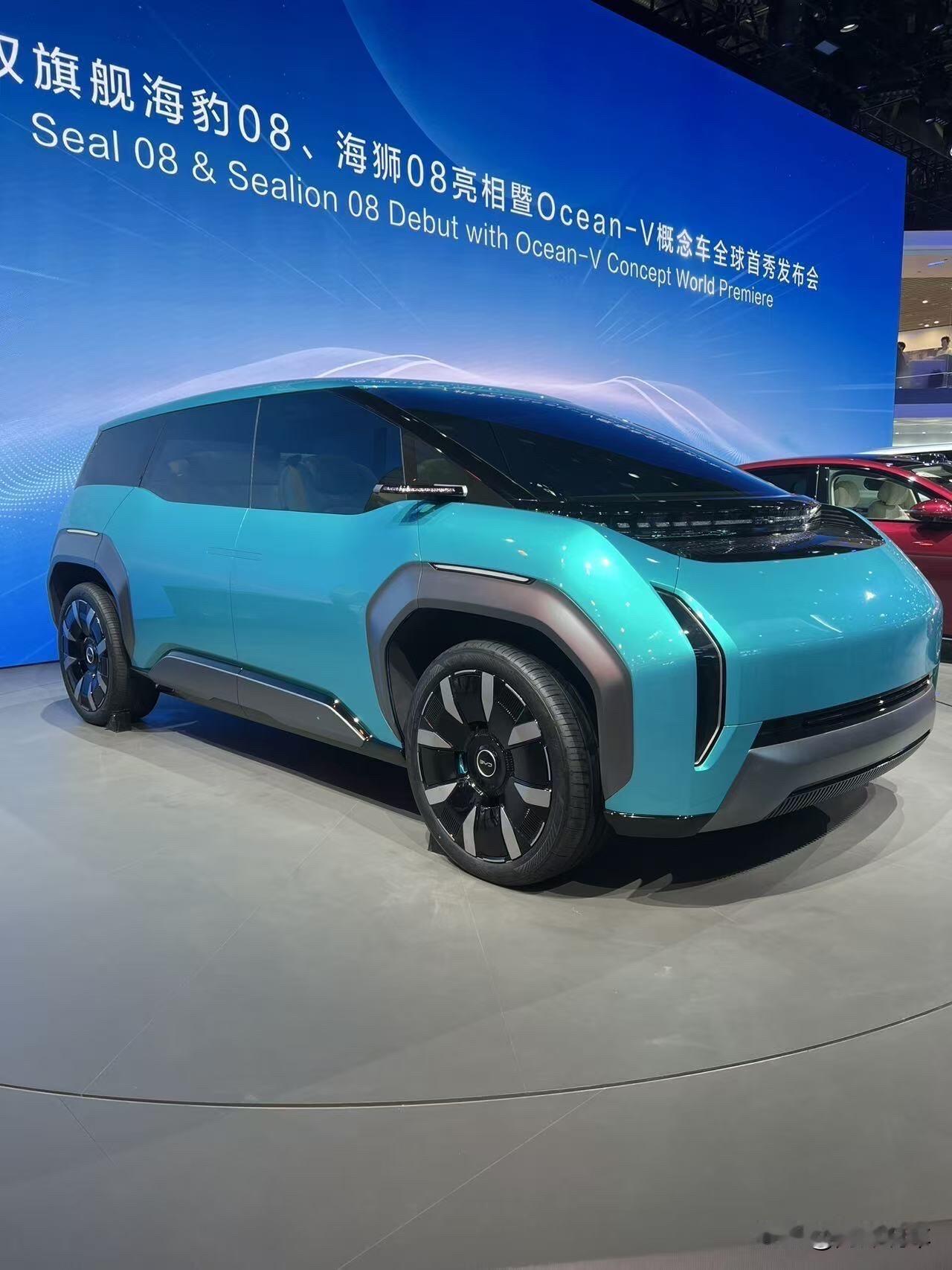 这两天刷车展的实拍图，被比亚迪这台全新的OCEAN-V给吸引住了。第一眼没认出来