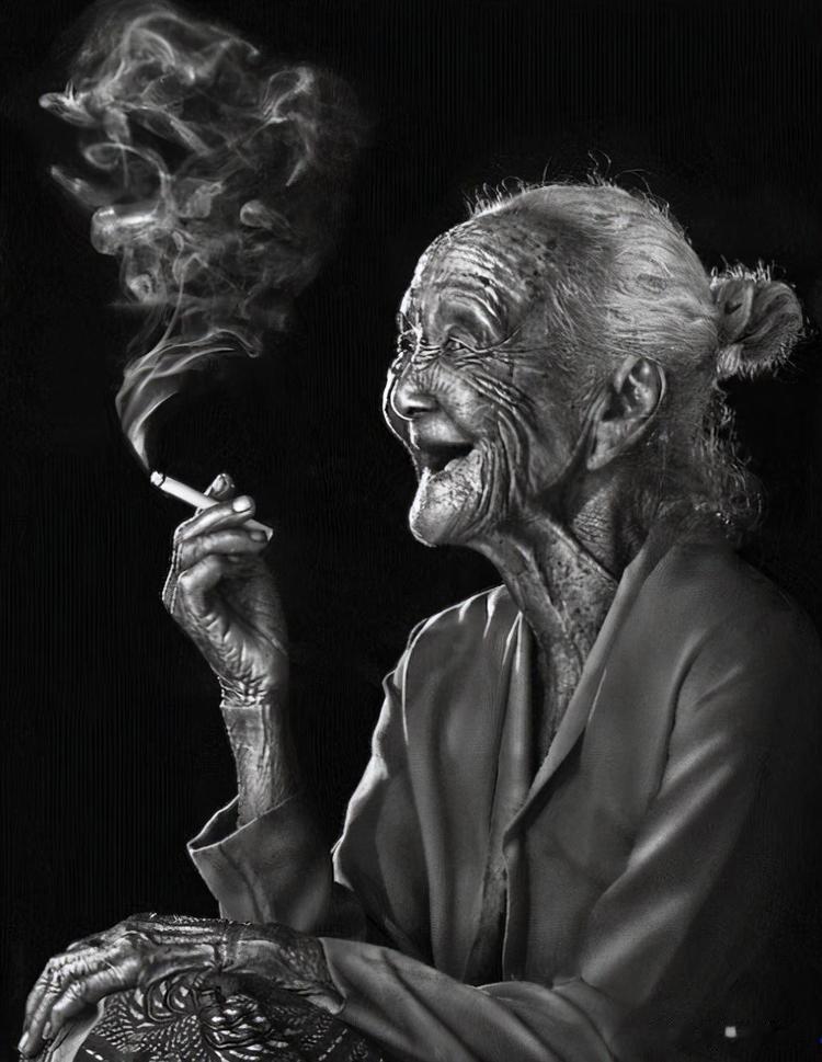 活着活着，一晃就老了

时光匆匆，来不及好好享受，
黑发中就已夹着白发，
眼角处