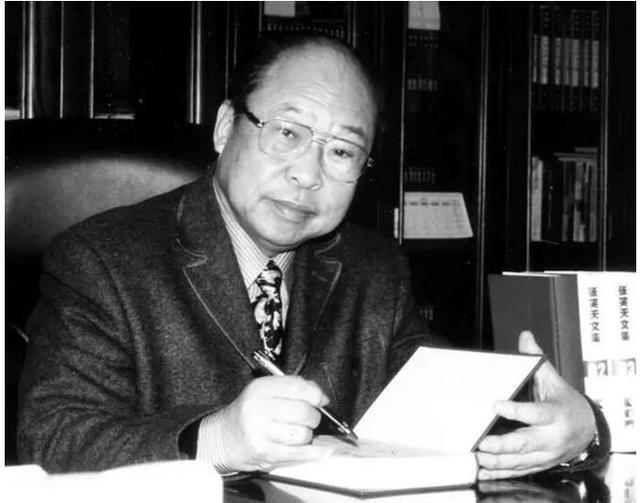 文坛巨擘张笑天：笔墨写尽百年风云，光影定格家国史诗
 
张笑天（1939年11月
