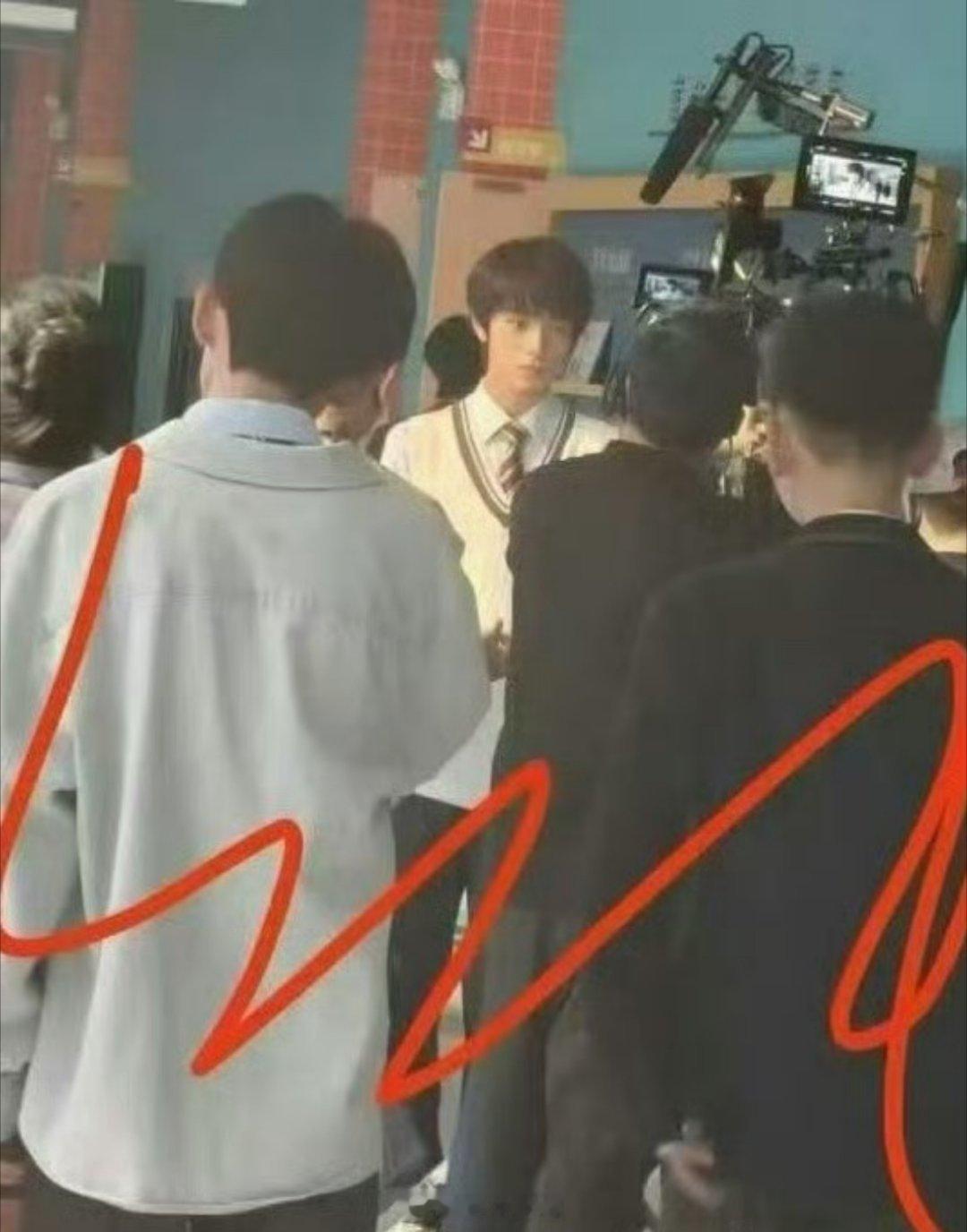 王橹杰主演的《我们的少年时代2》拍摄路透照出来了，穿着英伦风校服的他，你能get