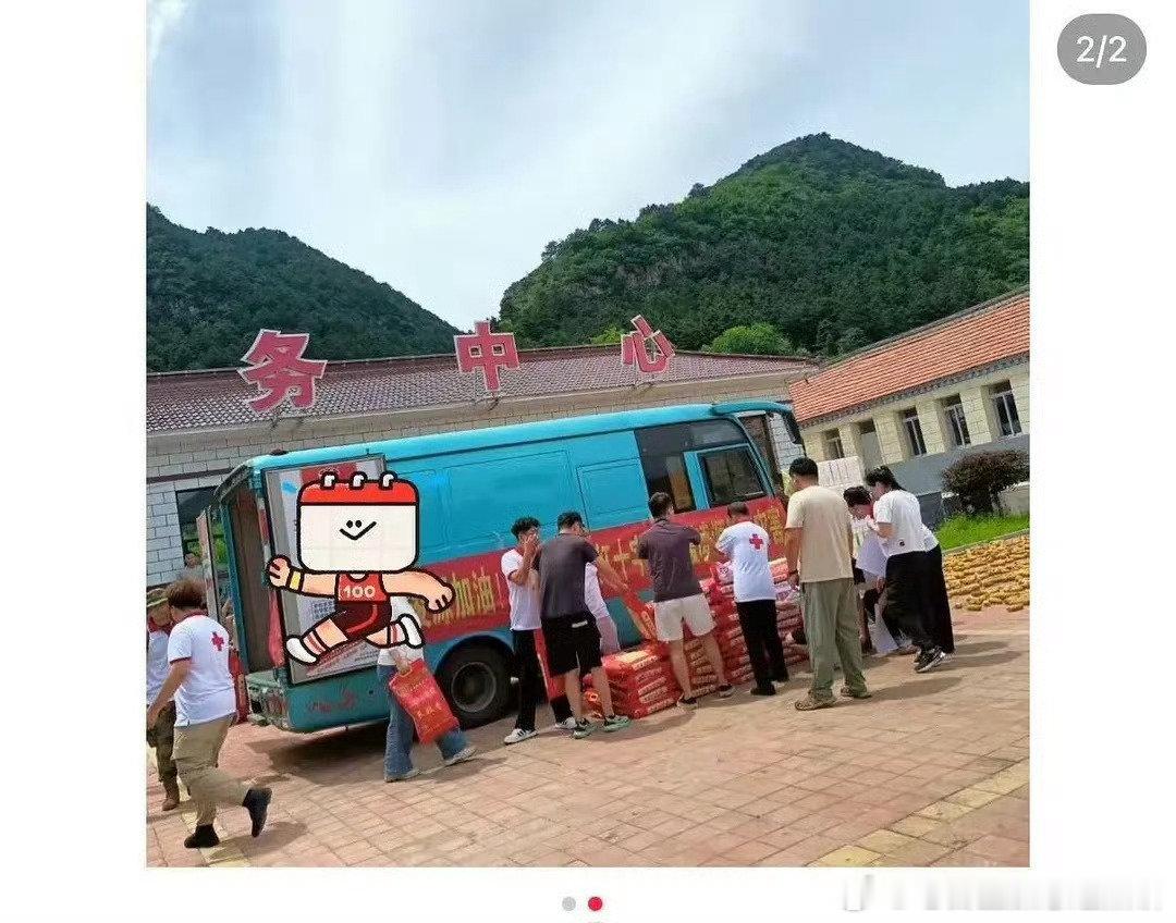 于适携手凌源红十字会驰援辽宁，他妈妈也跟随红十字会一起派发物资，帅哥捐完广西捐辽