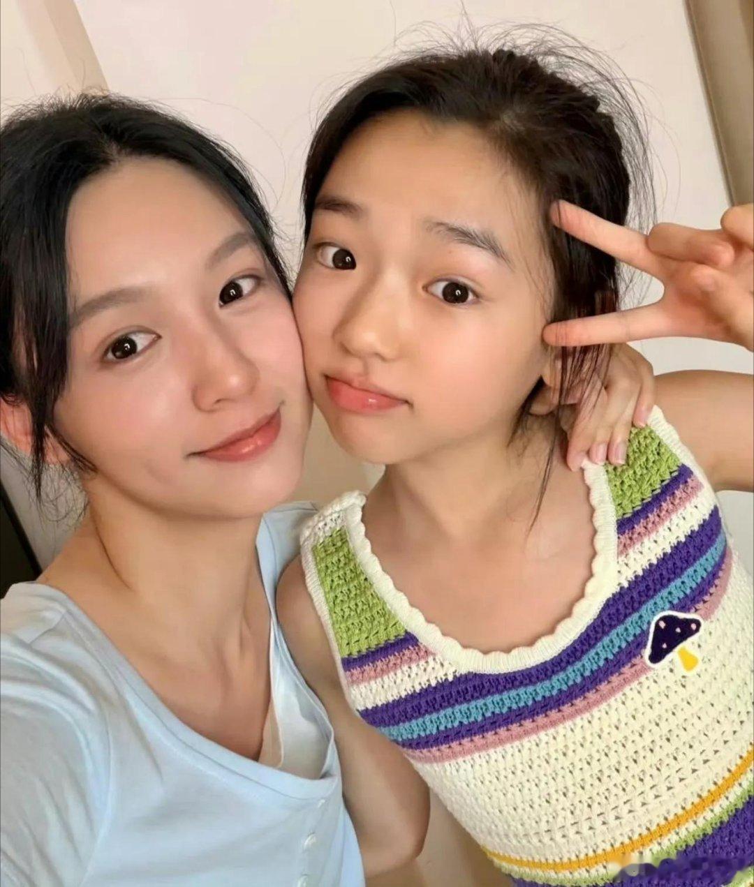董璇也怀疑周也是自己女儿2026年8月1日，董璇在社交平台晒出女儿小酒窝时隔7年