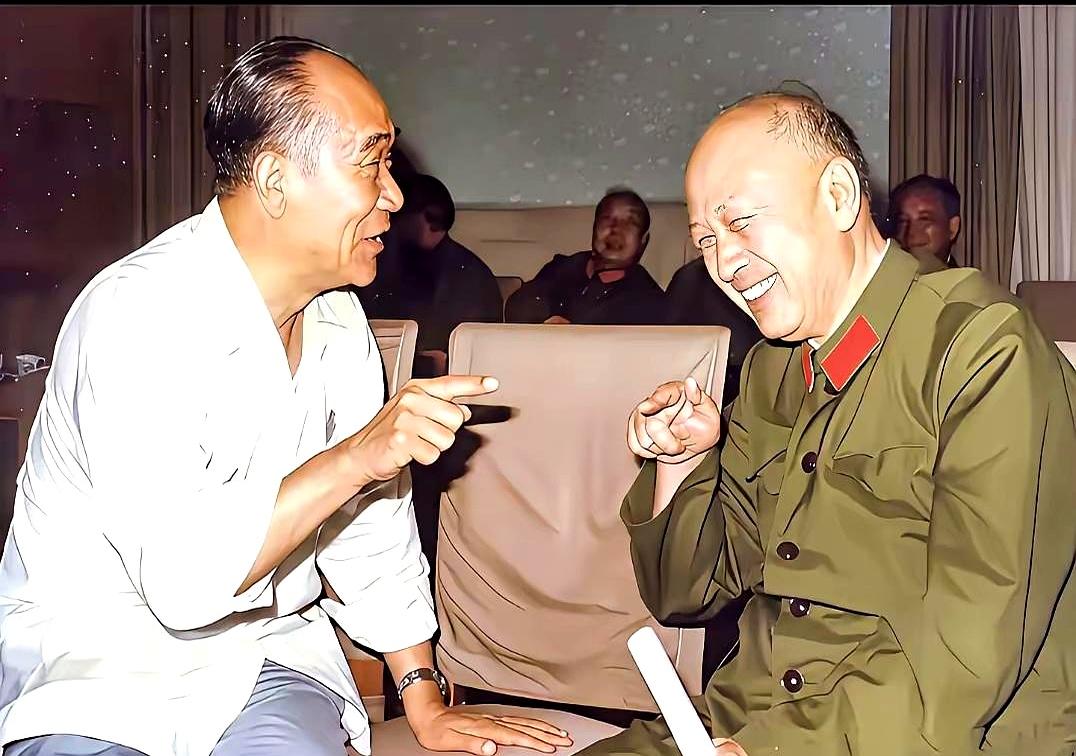 会场正热的时候，侯宝林凑过去逗一句，靠嘴混饭，您呢？
钱学森笑着反问，嘴长哪儿？