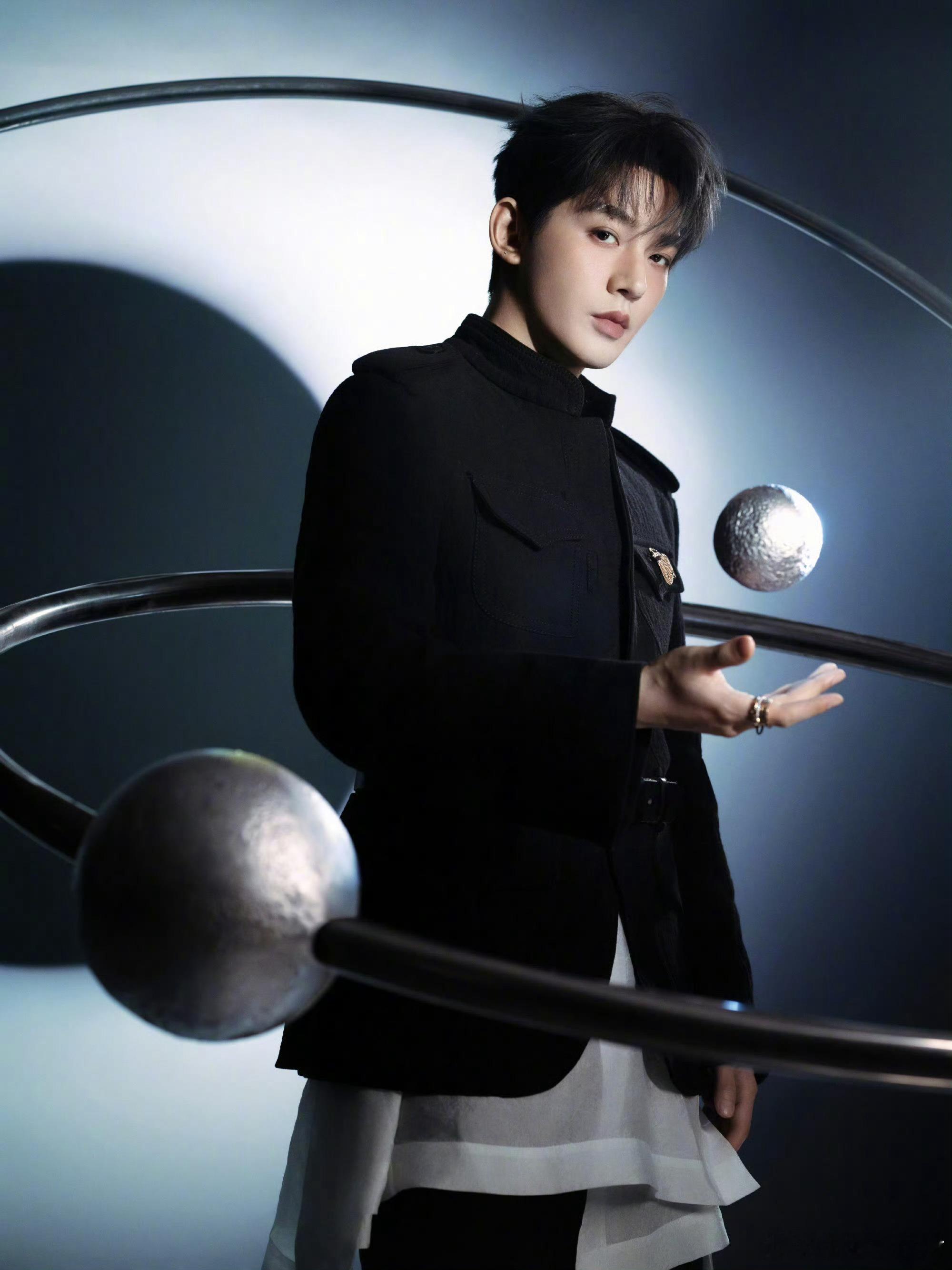 邓为这回是真宇宙级帅哥了 谁懂啊！邓为这组图的氛围感💫星轨环加冷调光影把宇宙浪