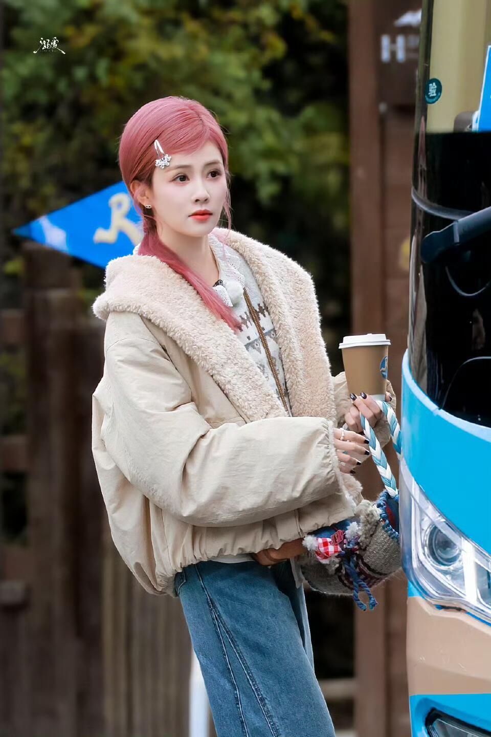 白鹿风格大赏softcore 西藏站《奔跑吧兄弟》的录制现场，白鹿的穿搭直接把s