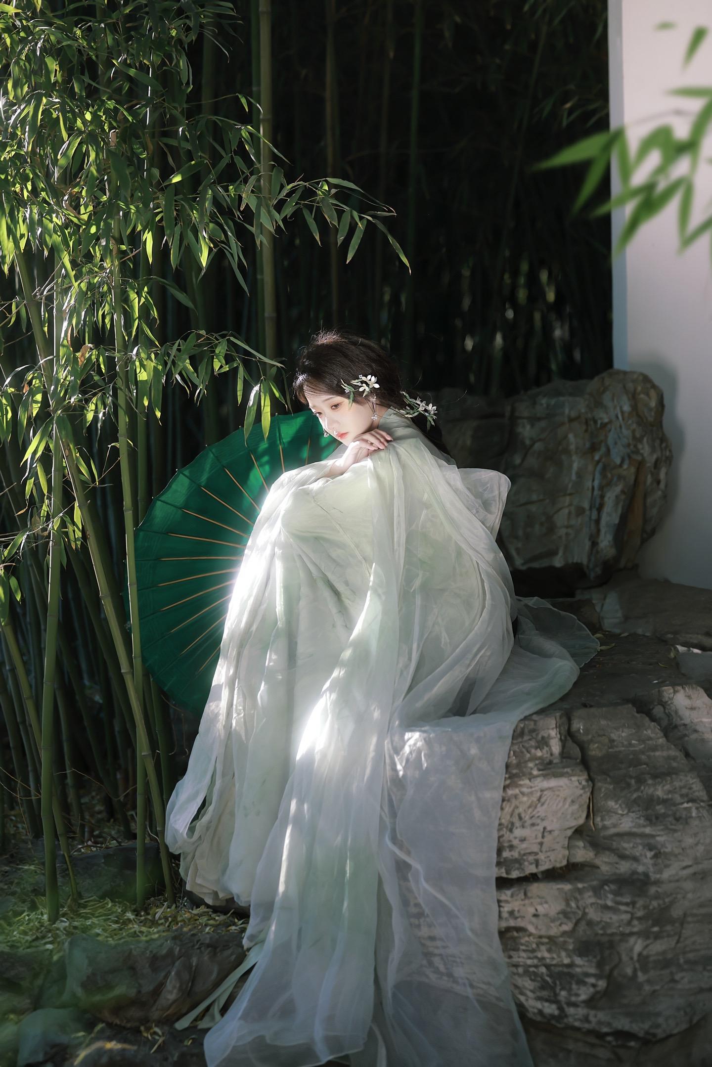 应是绿意晓声浓。🧚‍♀️：  💄：  👗